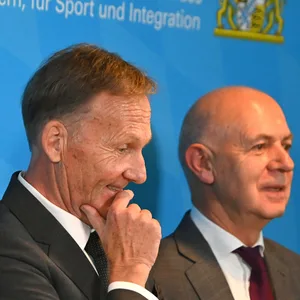 Hans-Joachim Watzke und Bernd Neuendorf auf einer Pressekonferenz