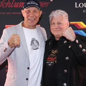 Kennen sich seit vielen Jahren: Boxlegende Axel Schulz und Wirt Carsten Marek zeigen wie so häufig an diesem Abend ihre Fäuste.