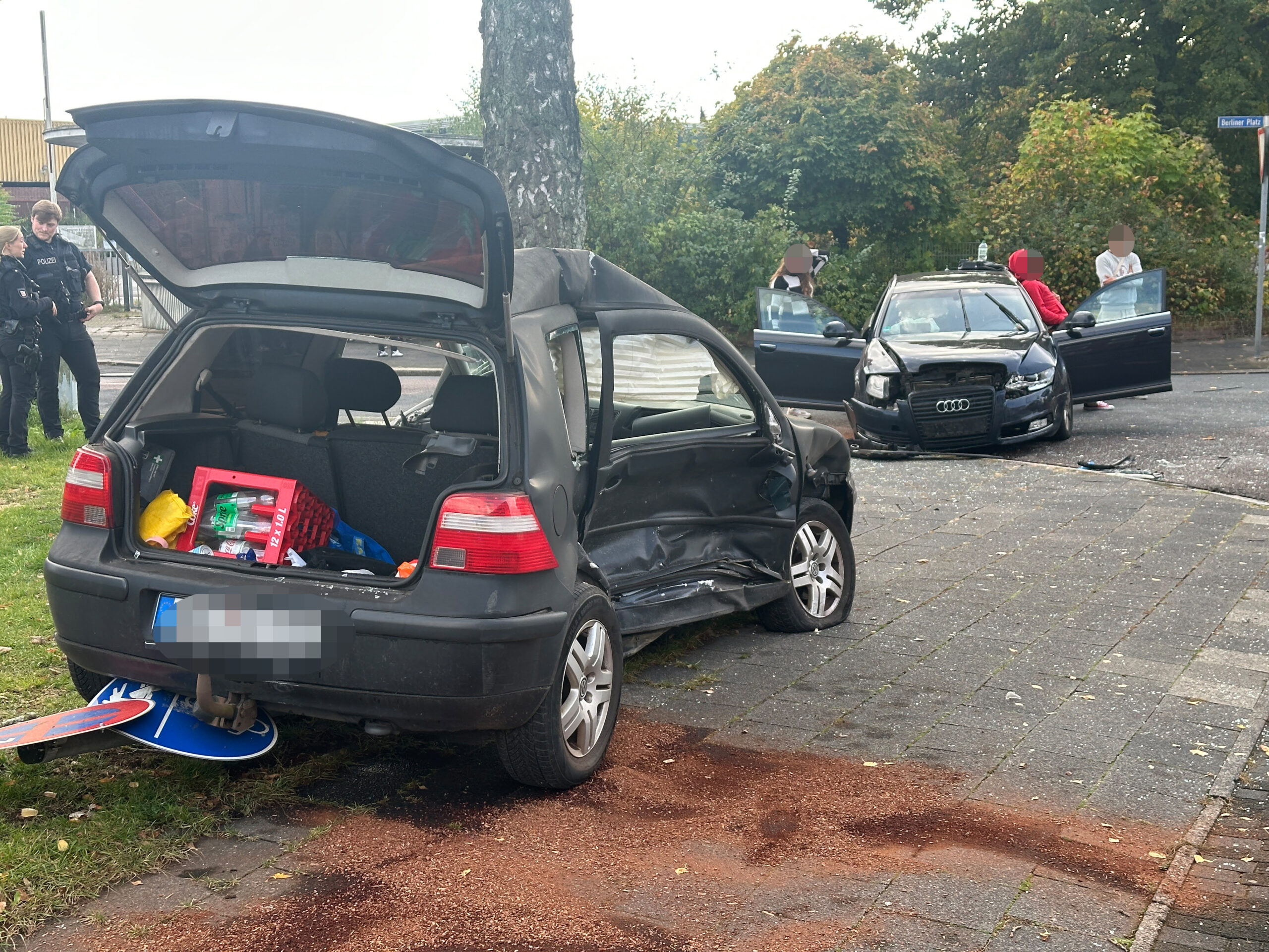 Aus diesem VW-Golf mussten die Retter der Feuerwehr eine 71-jährige Frau befreien.