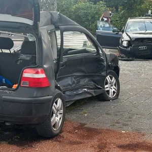 Aus diesem VW-Golf mussten die Retter der Feuerwehr eine 71-jährige Frau befreien.