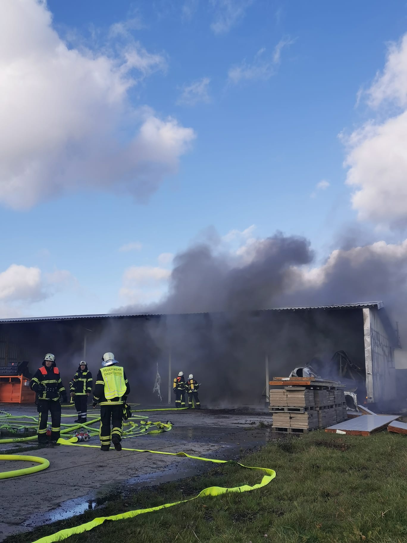 Die Feuerwehr war stundenlang mit den Löscharbeiten beschäftigt.