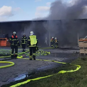 Die Feuerwehr war stundenlang mit den Löscharbeiten beschäftigt.