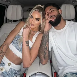 Alisha Lehmann und Douglas Luiz posieren in einem Auto.