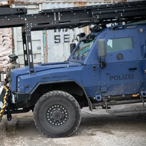 Mit einem Panzerwagen fuhren die SEK-Einsatzkräfte bis zur Lagerhalle vor.