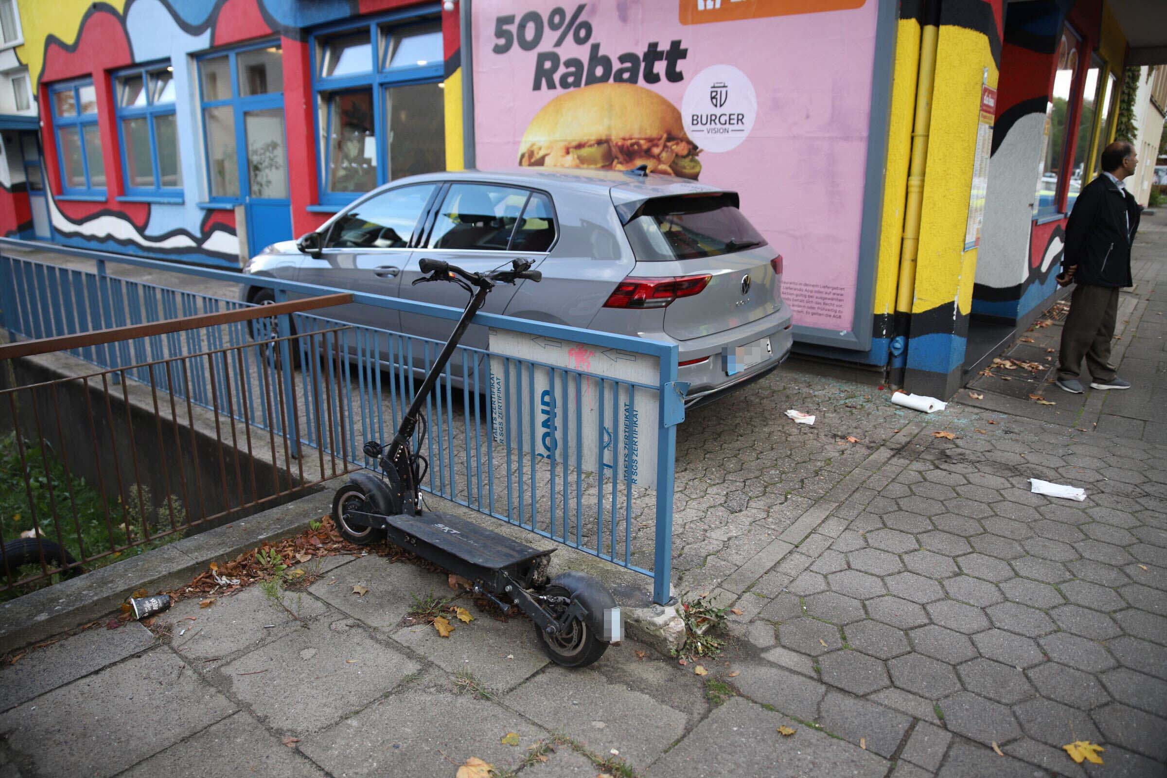 Scotter-Fahrer kracht in Hausbruch in Seite von Pkw und fliegt durch die S. Schwer verletztcheibed