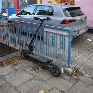 Scotter-Fahrer kracht in Hausbruch in Seite von Pkw und fliegt durch die S. Schwer verletztcheibed