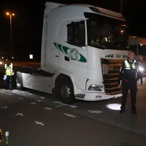 Auch Stunden nach dem Unfall ist die Polizei noch vor Ort, um den genauen Hergang des Unfalls zu rekonstruieren.