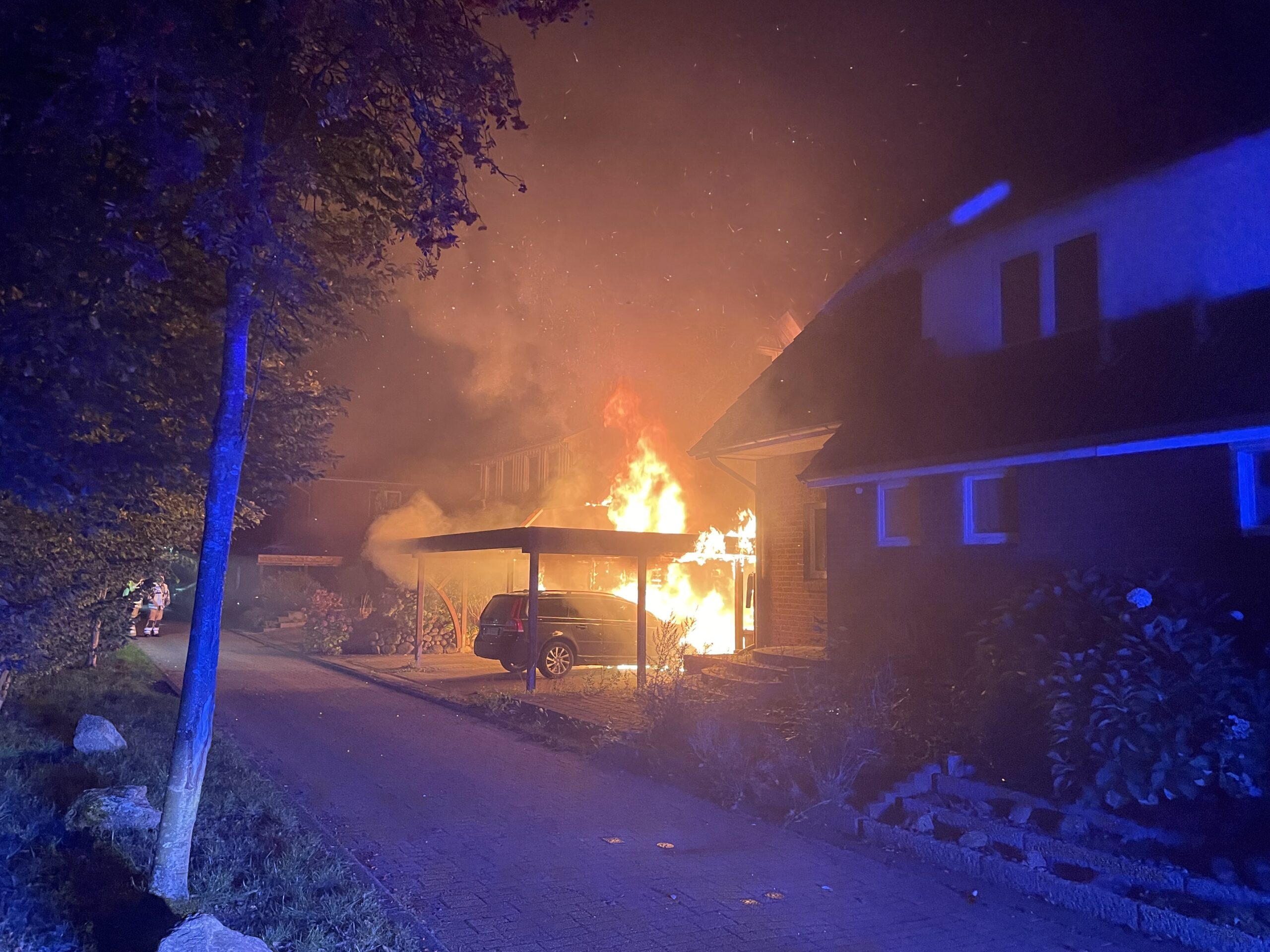 Carport brennt zwischen Häusrn in Stade – Großalarm der Feuerwehr