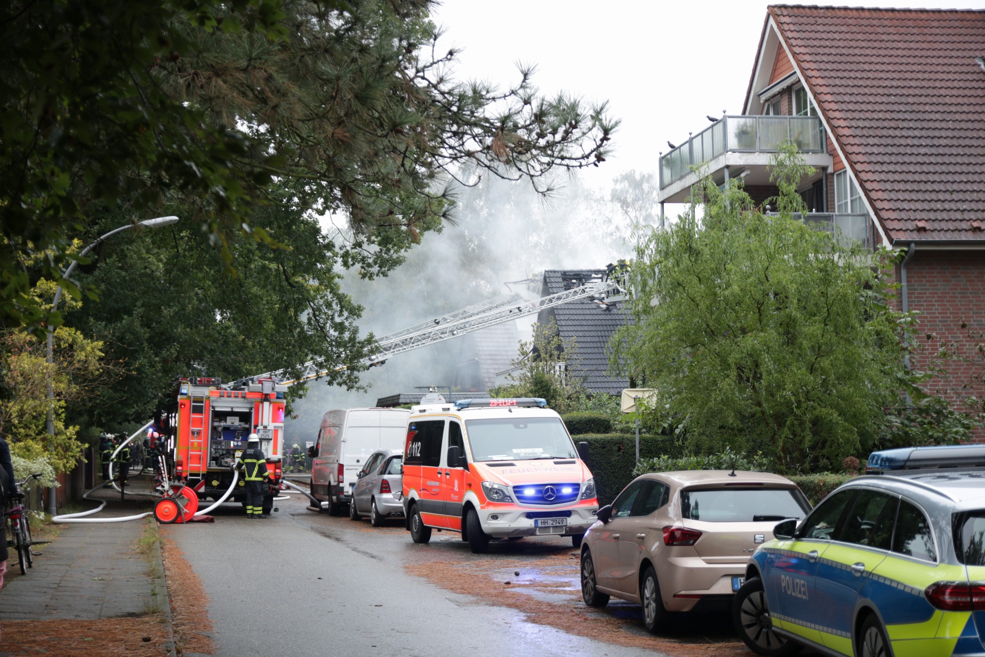 Dach in Flammen – Großeinsatz der Feuerwehr in Bramfeld