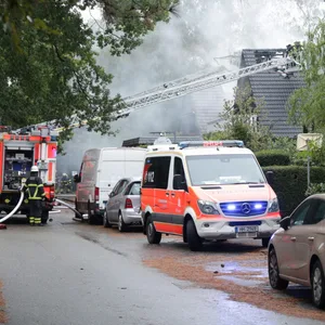 Dach in Flammen – Großeinsatz der Feuerwehr in Bramfeld