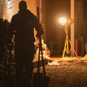 Ein Mann wurde am Montagabend in einer Baugrube vor einem Einfamilienhaus verschüttet.