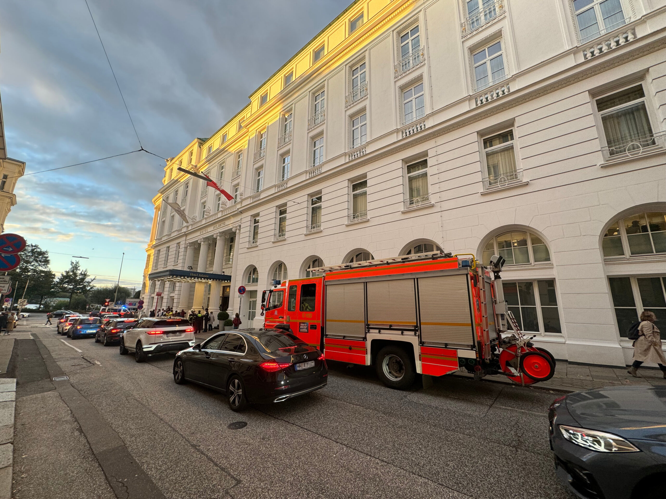 Die Feuerwehr rückte mit zwei Löschzügen zum Hotel Atlantic aus.