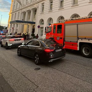 Die Feuerwehr rückte mit zwei Löschzügen zum Hotel Atlantic aus.