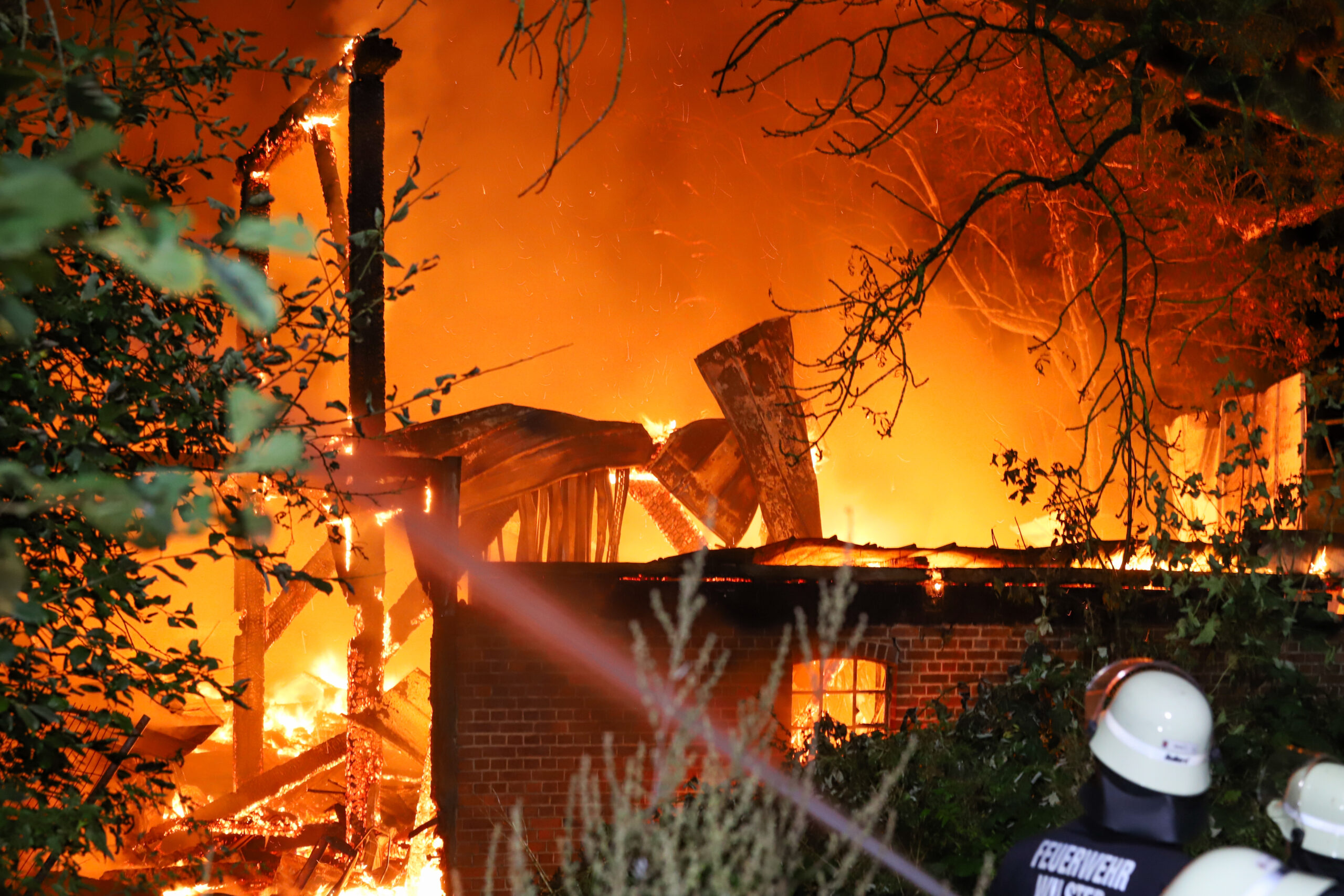 Scheune im Norden in Flammen – Feuerwehr hat große Probleme sie zu löschen