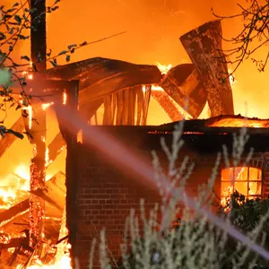 Scheune im Norden in Flammen – Feuerwehr hat große Probleme sie zu löschen