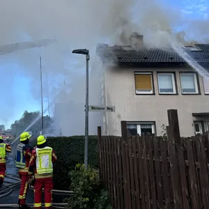 Großalarm in Kaltenkirchen – brennender schuppen greift auf Reihenhaus über