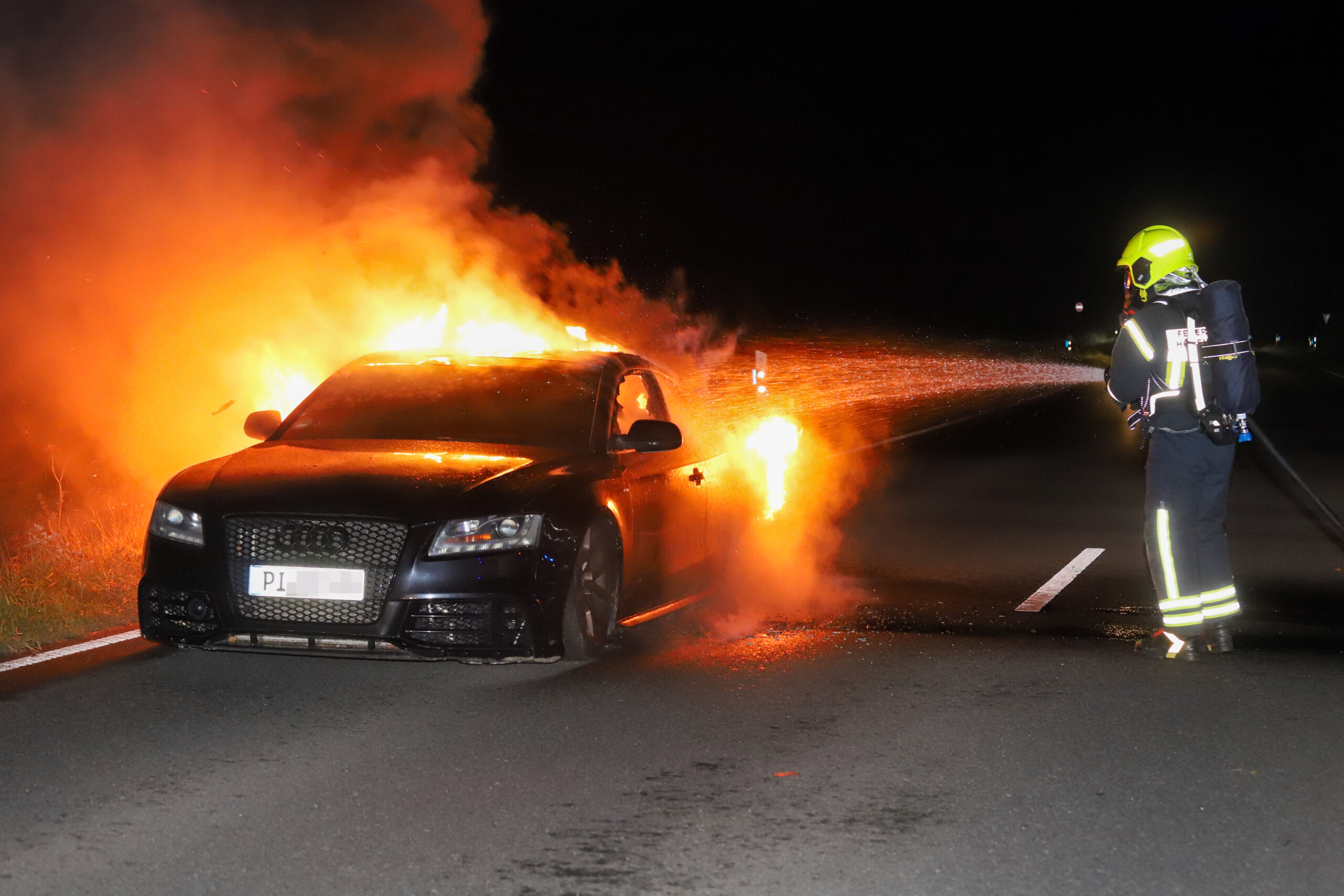 Als die Feuerwehr eintraf, stand das Heck des Audis in Brand.