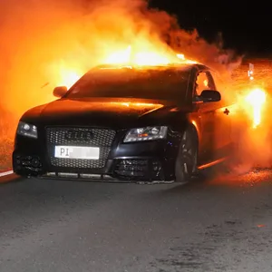 Als die Feuerwehr eintraf, stand das Heck des Audis in Brand.