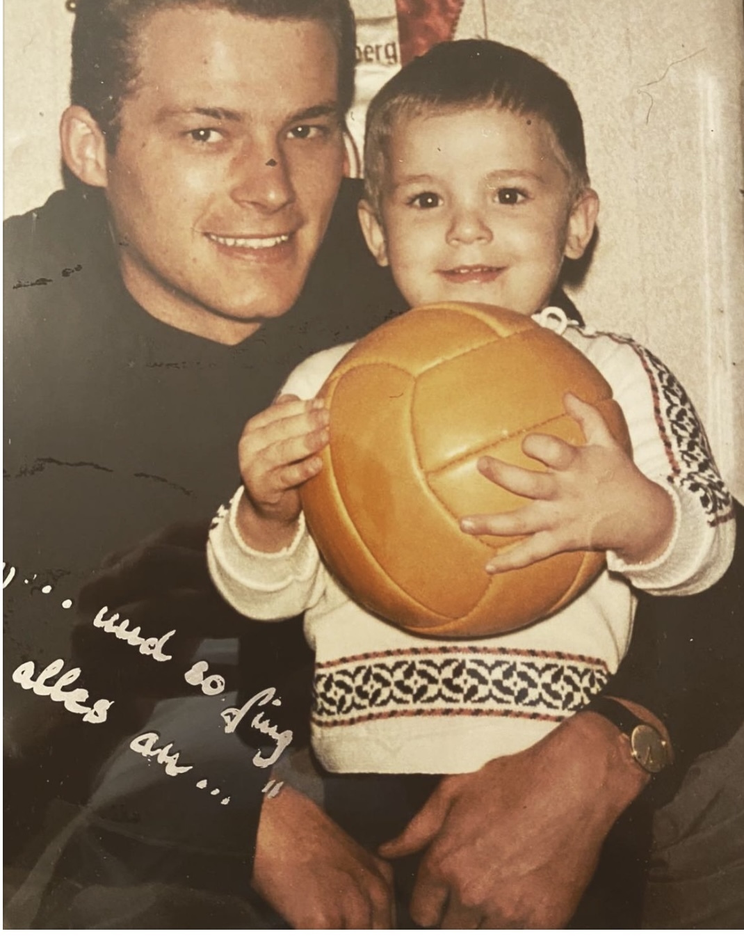 Stefan Kuntz als Kleinkind mit einem Ball in der Hand im Arm seines Vaters