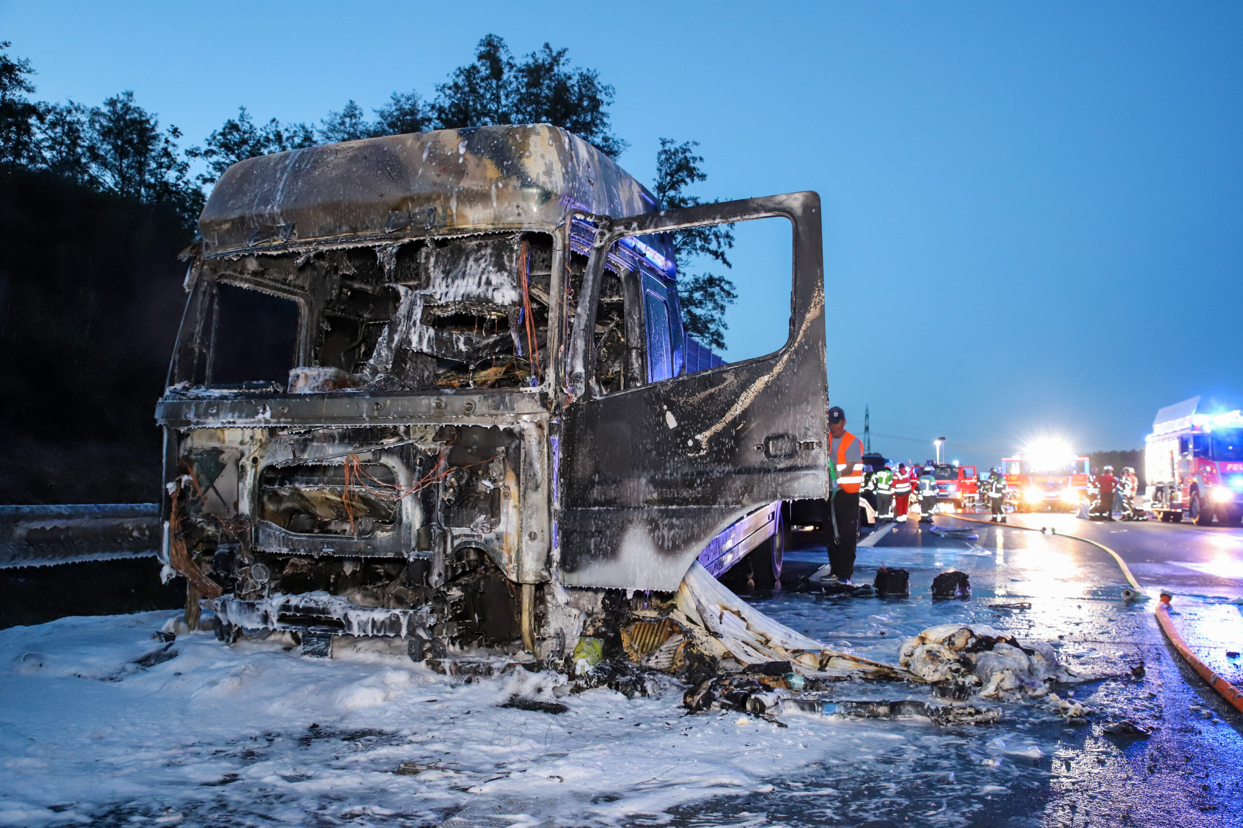 Kurz nach 18 Uhr brach in dem Lkw auf der A7 ein Feuer aus.