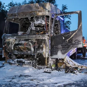 Kurz nach 18 Uhr brach in dem Lkw auf der A7 ein Feuer aus.