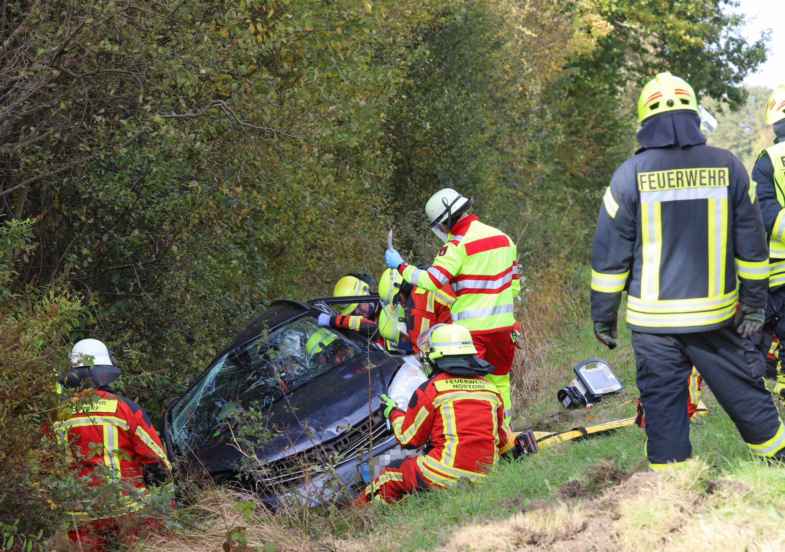 Schwerer Unfall bei Timmaspe – schwer veretzte Autofahrerin muss von Feuerwehr aus Wrack befreit werden.