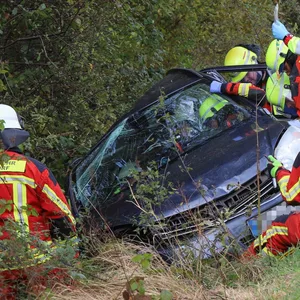 Schwerer Unfall bei Timmaspe – schwer veretzte Autofahrerin muss von Feuerwehr aus Wrack befreit werden.