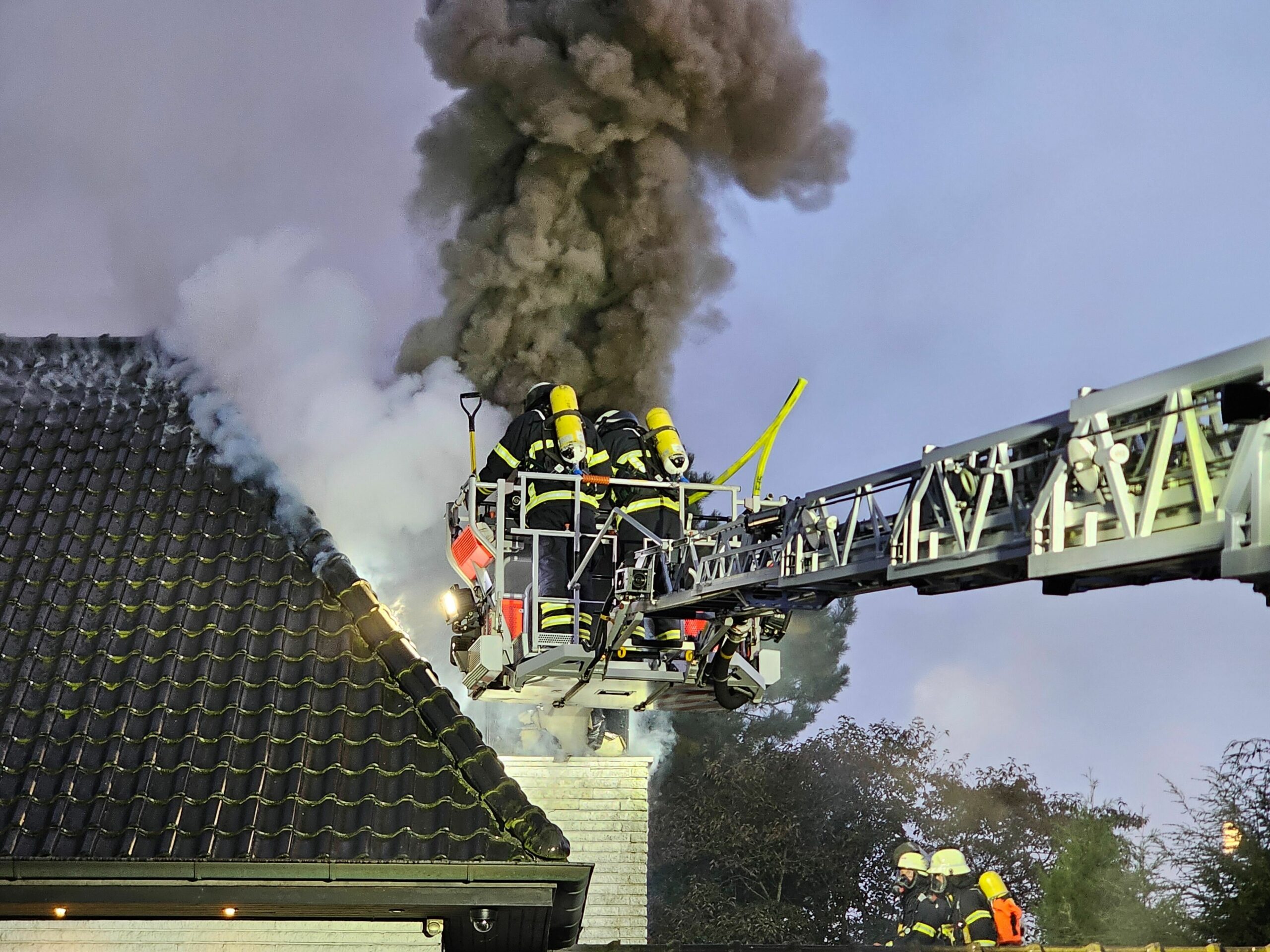 Rauch steigt aus Haus auf