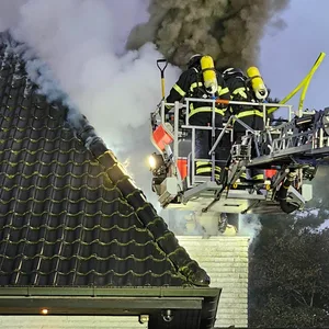 Rauch steigt aus Haus auf