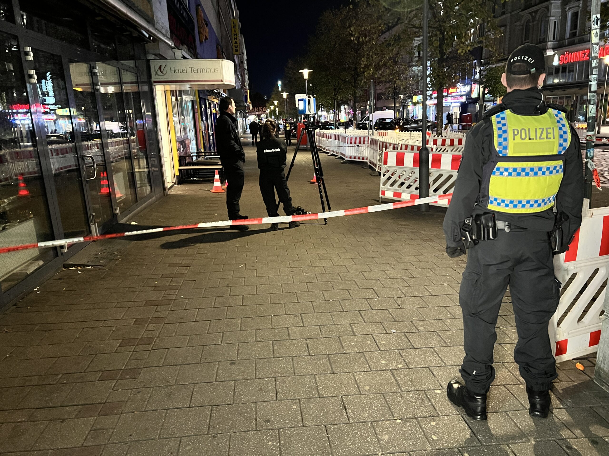 Die Ermittlungen auf dem Steindamm dauerten am Mittwochabend bis in die Nacht hinein.