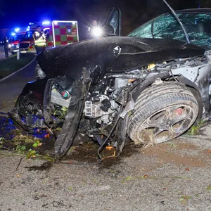 Raser-Unfall in Barmstedt – Auto schleudert gegen Baum – fünf Insassen hatten Schutzengel