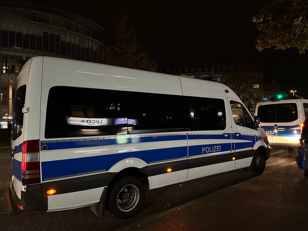 Auch direkt auf dem Harburger Ring stehen Einsatzkräfte der Polizei bereit.