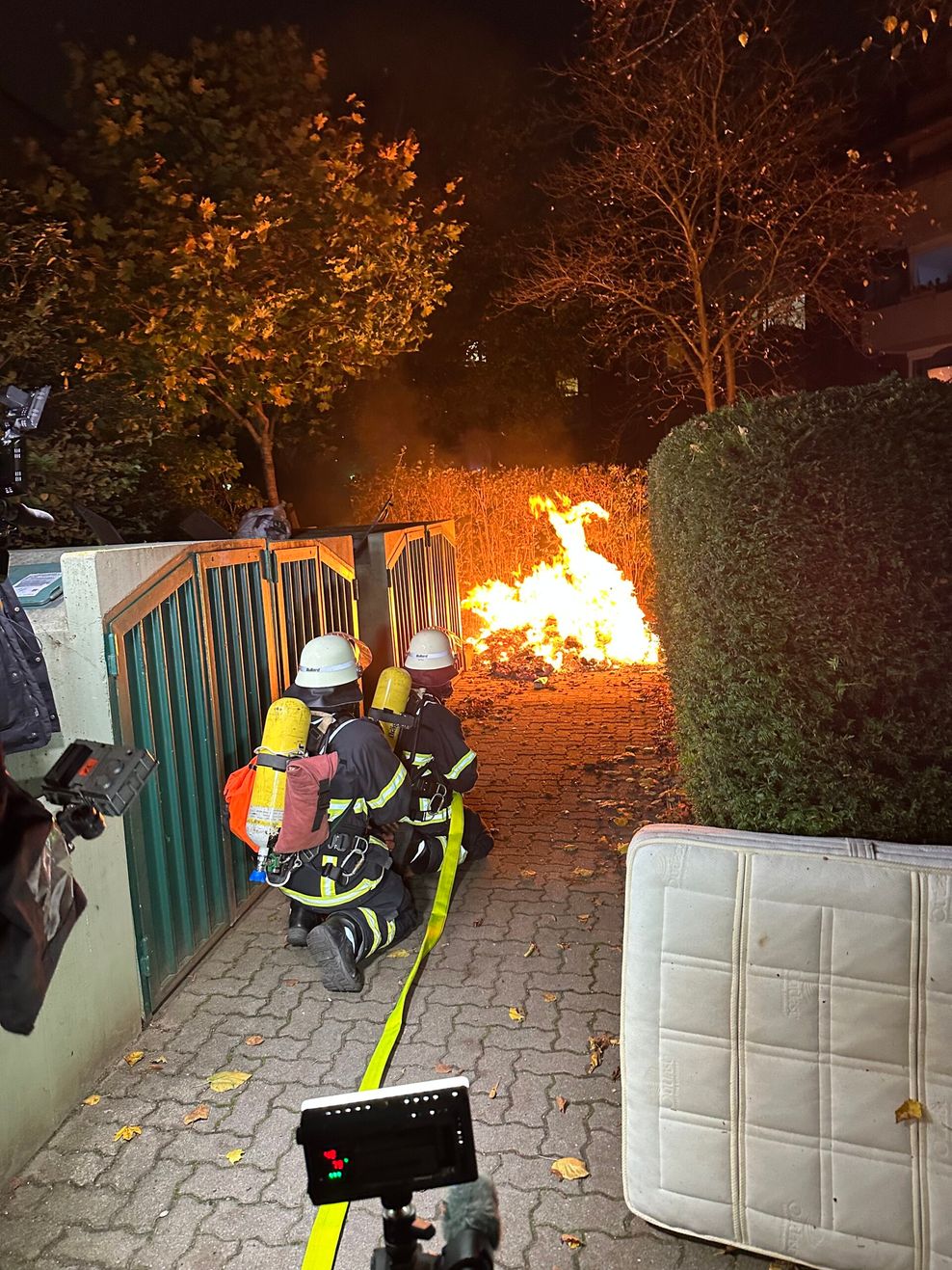 Mutmaßlich durch einen Böller geriet im Bereich des Harburger Rings eine Mülltonne in Flammen