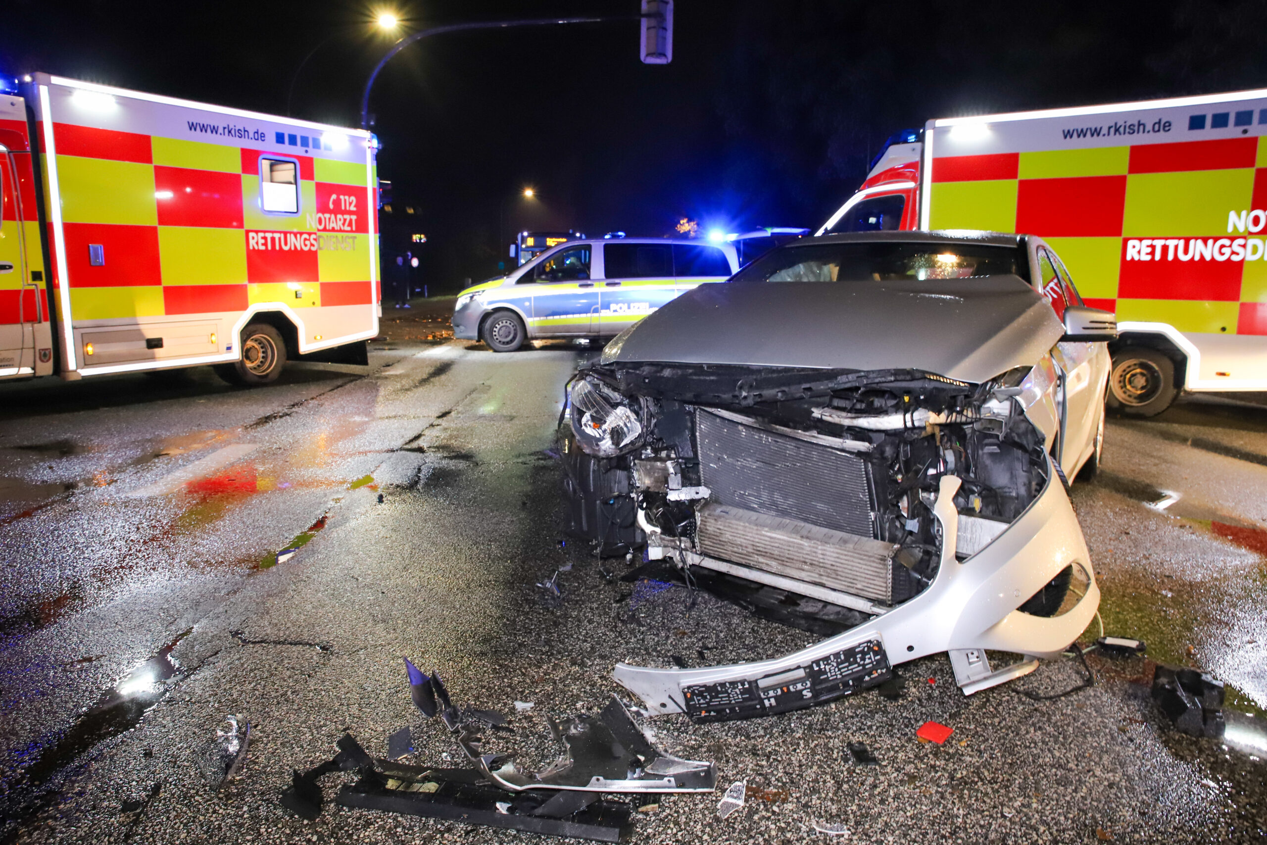 Ein Fahrzeugwrack steht nach dem Unfall auf der Kreuzung.