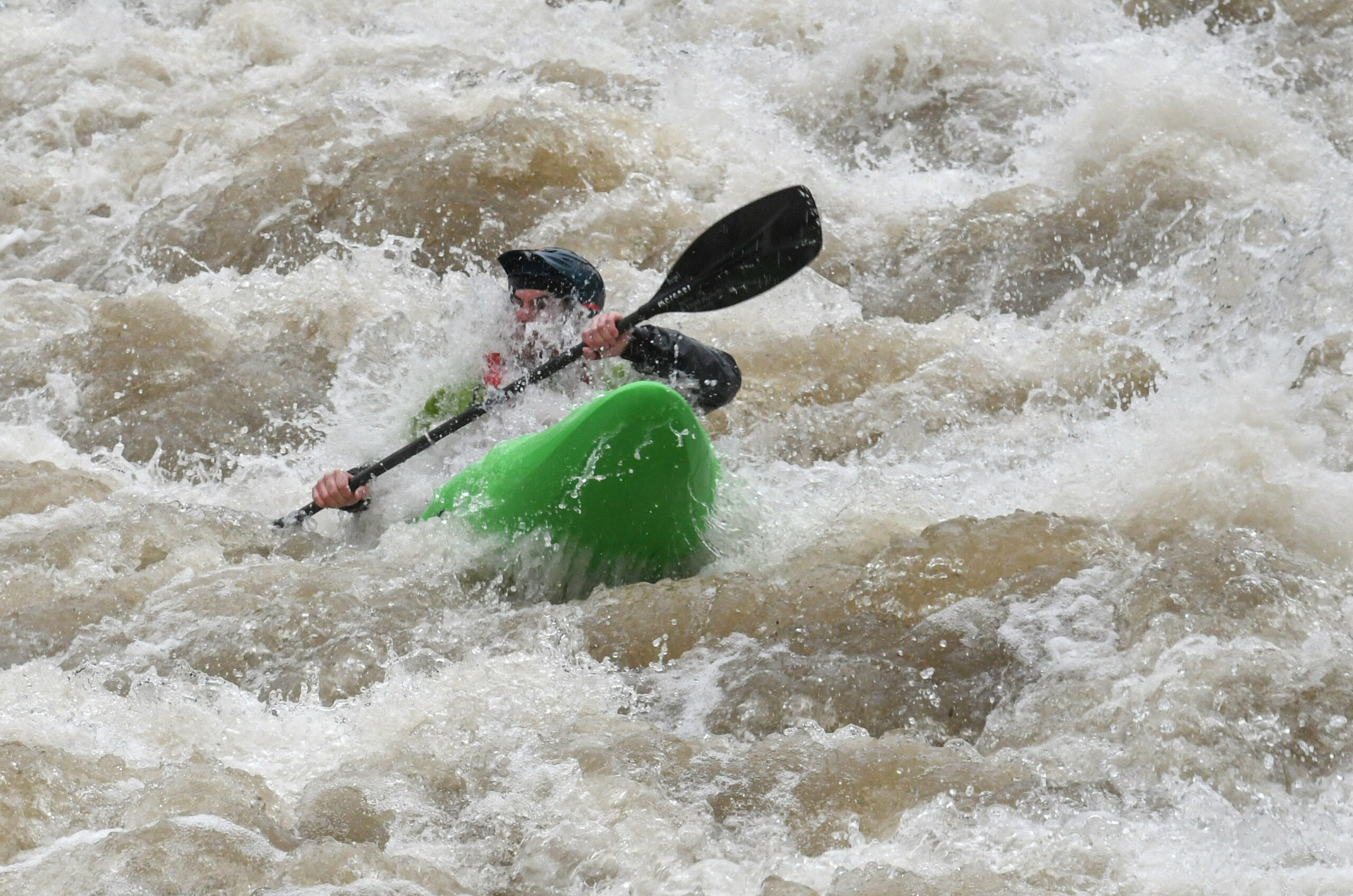 Ein Kajak-Fahrer im Wildwasser (Symbolbild).