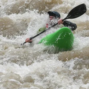 Ein Kajak-Fahrer im Wildwasser (Symbolbild).