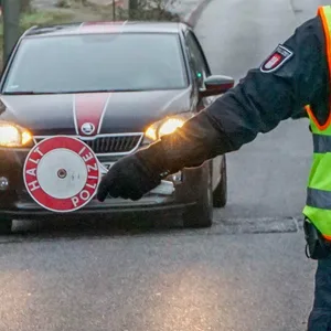 Polizisten bei einer Verkehrskontrolle (Symbolfoto).