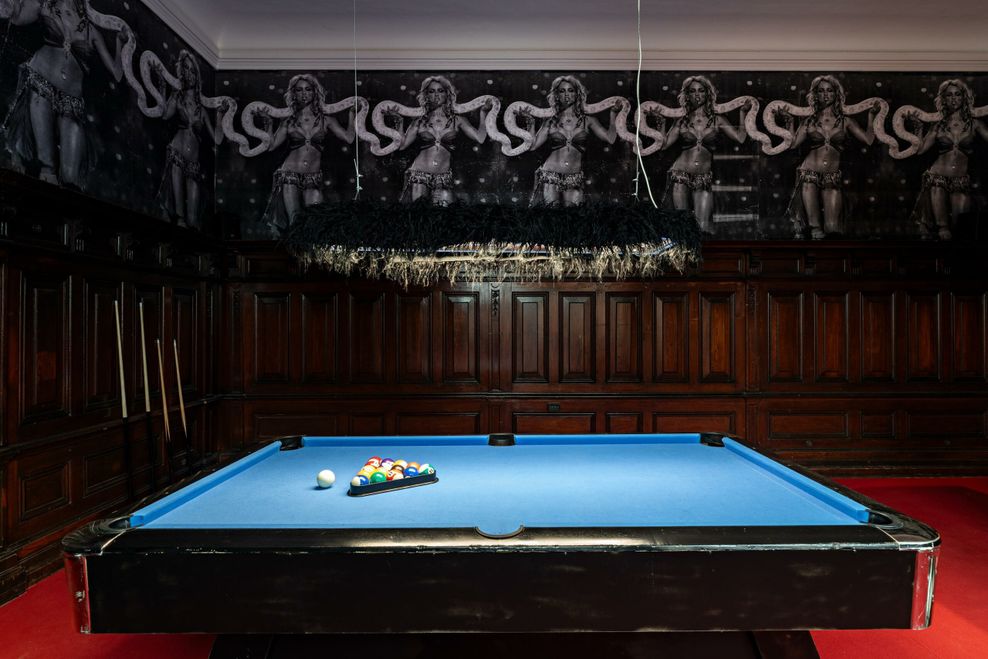 Eine Kunstinstallation rund um einen Billiardtisch 