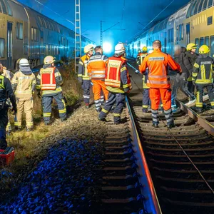Ein Metronom-Zug hatte am Freitagabend die Oberleitung abgerissen und war daraufhin kurz vor Scheeßel liegen geblieben.