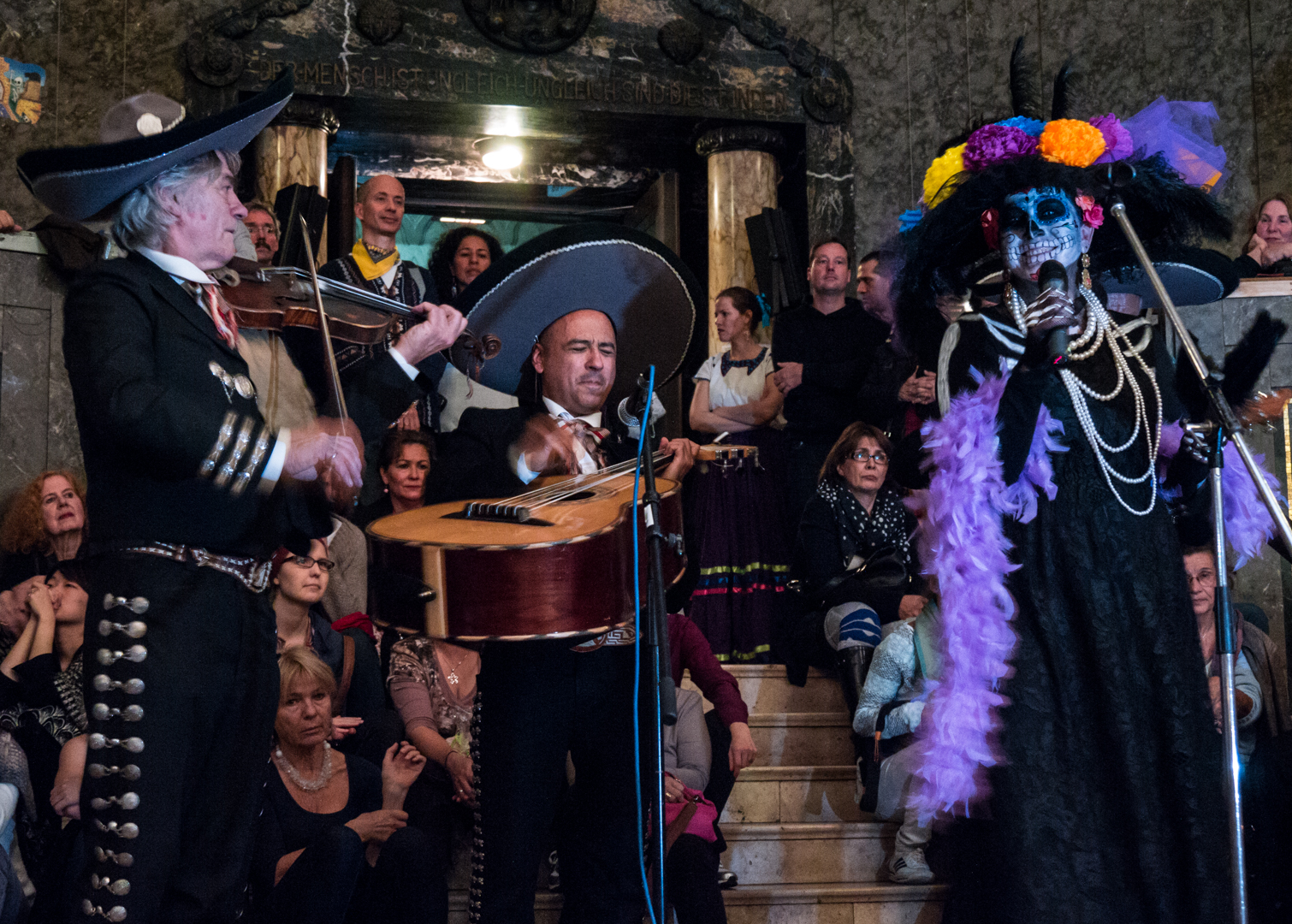 Musiker treten im MARKK auf. Die Sängerin ist als „La Catrina“ verkleidet.