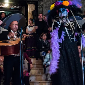 Musiker treten im MARKK auf. Die Sängerin ist als „La Catrina“ verkleidet.
