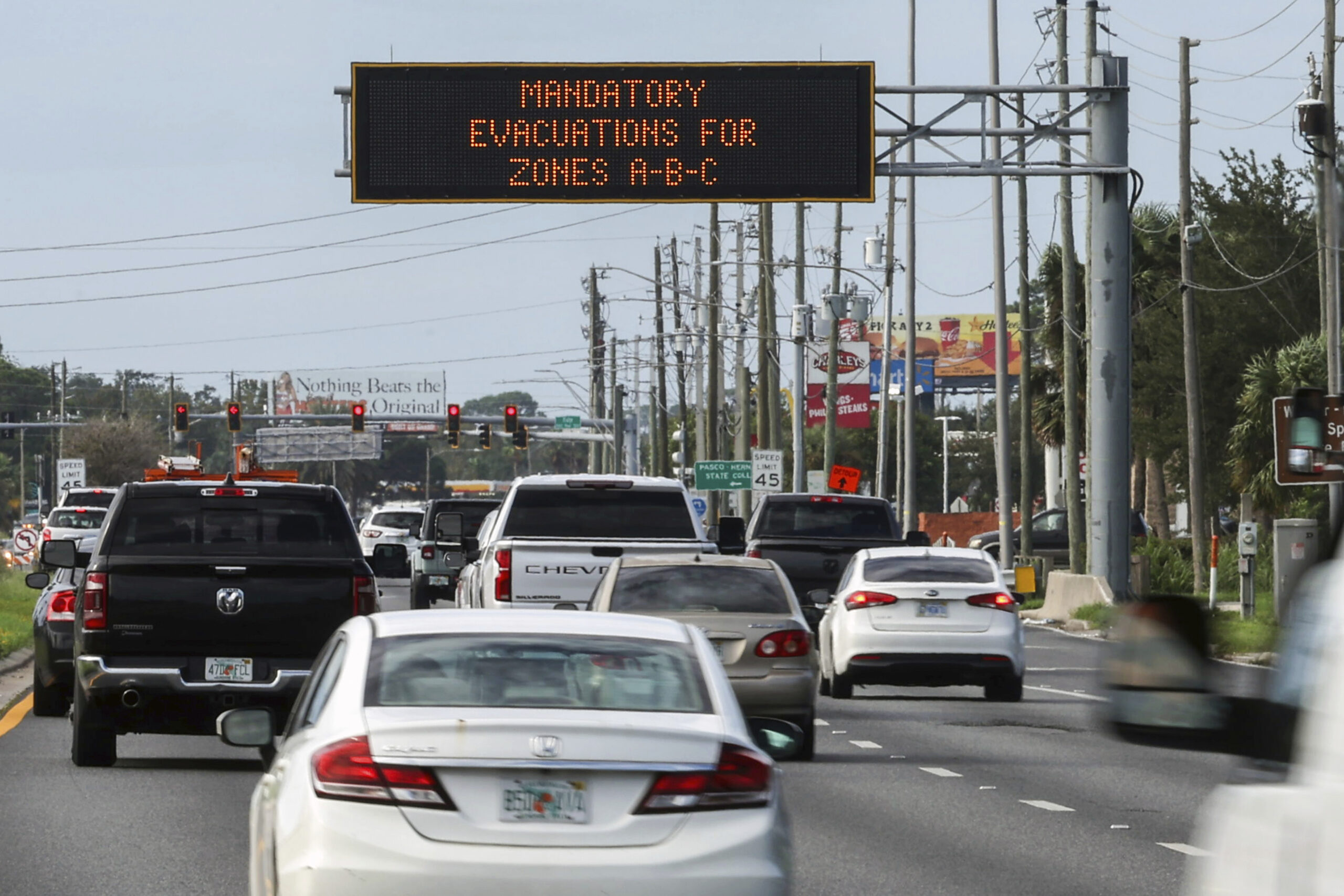 „Milton kommt“: Anzeigetafeln auf einem Highway in Port Richey (Florida) weisen auf die angeordnete Evakuierung hin.