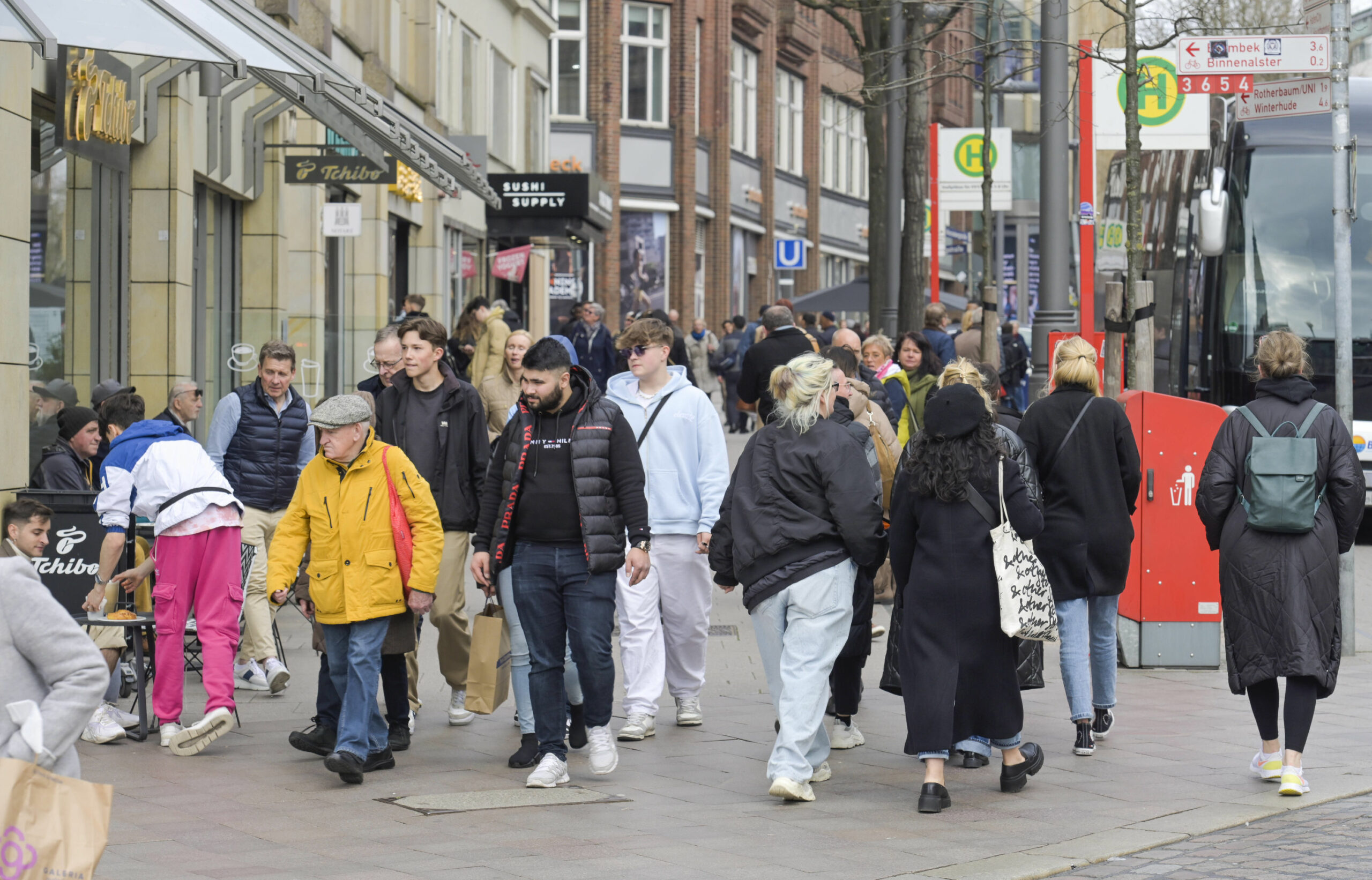 Fußgänger sind in der Mönckebergstraße unterwegs.