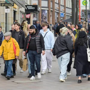 Fußgänger sind in der Mönckebergstraße unterwegs.