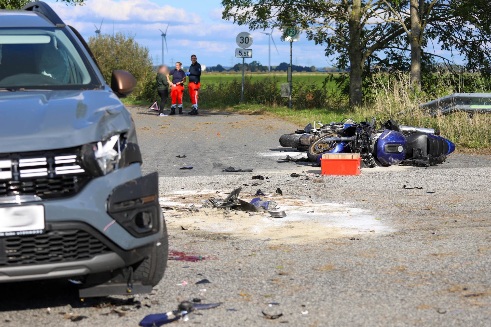 Die beiden Moorräder liegen am Unfallort auf der Straße