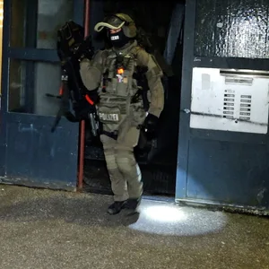 Ein Spezialeinsatzkommando stürmte die Wohnung.