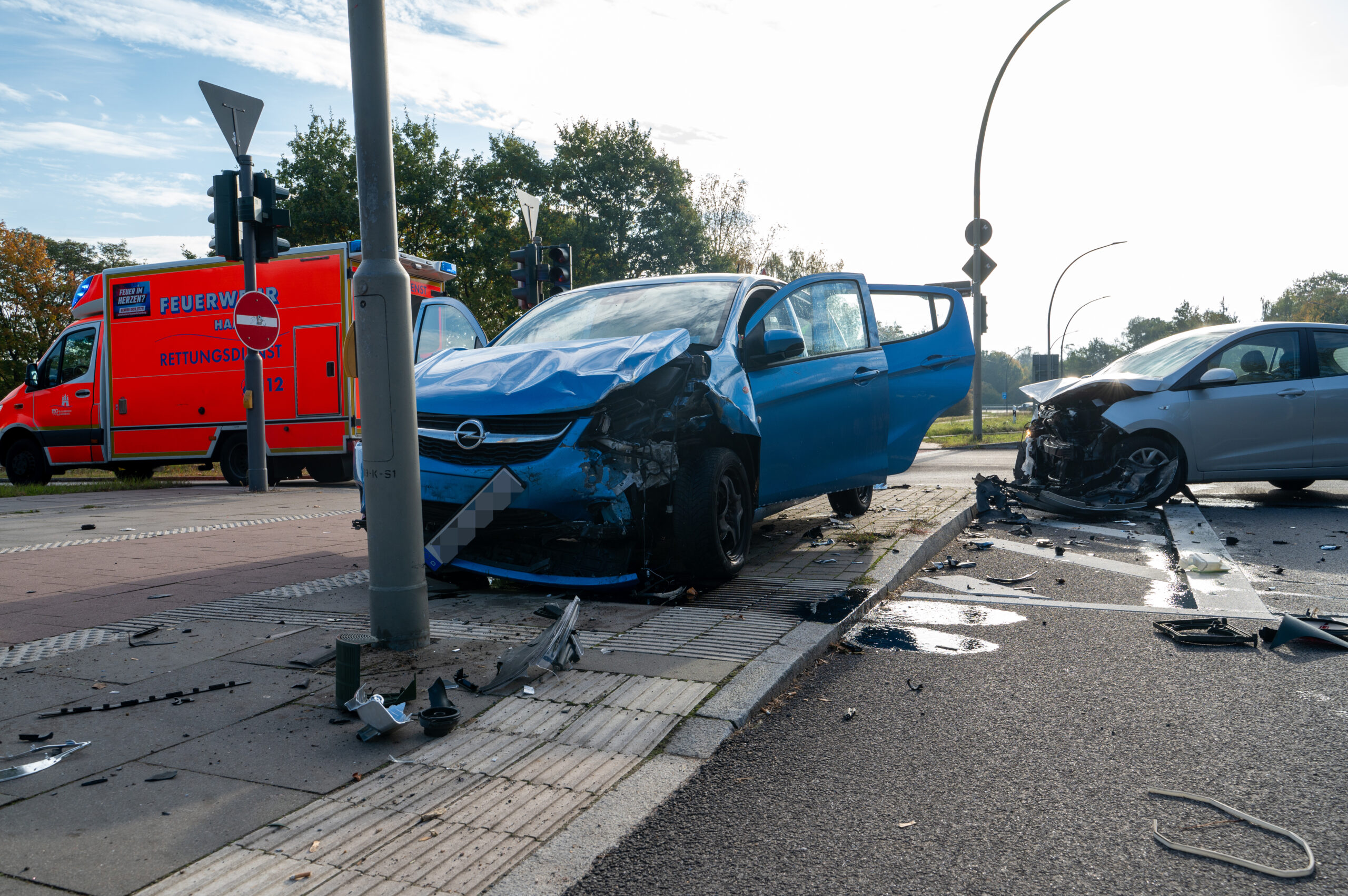 Durch den Aufprall rollte eines der beteiligten Fahrzeuge weiter und prallte gegen eine Ampel, die dadurch ausfiel.