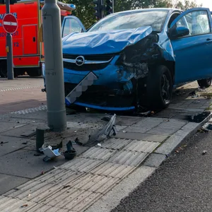 Durch den Aufprall rollte eines der beteiligten Fahrzeuge weiter und prallte gegen eine Ampel, die dadurch ausfiel.