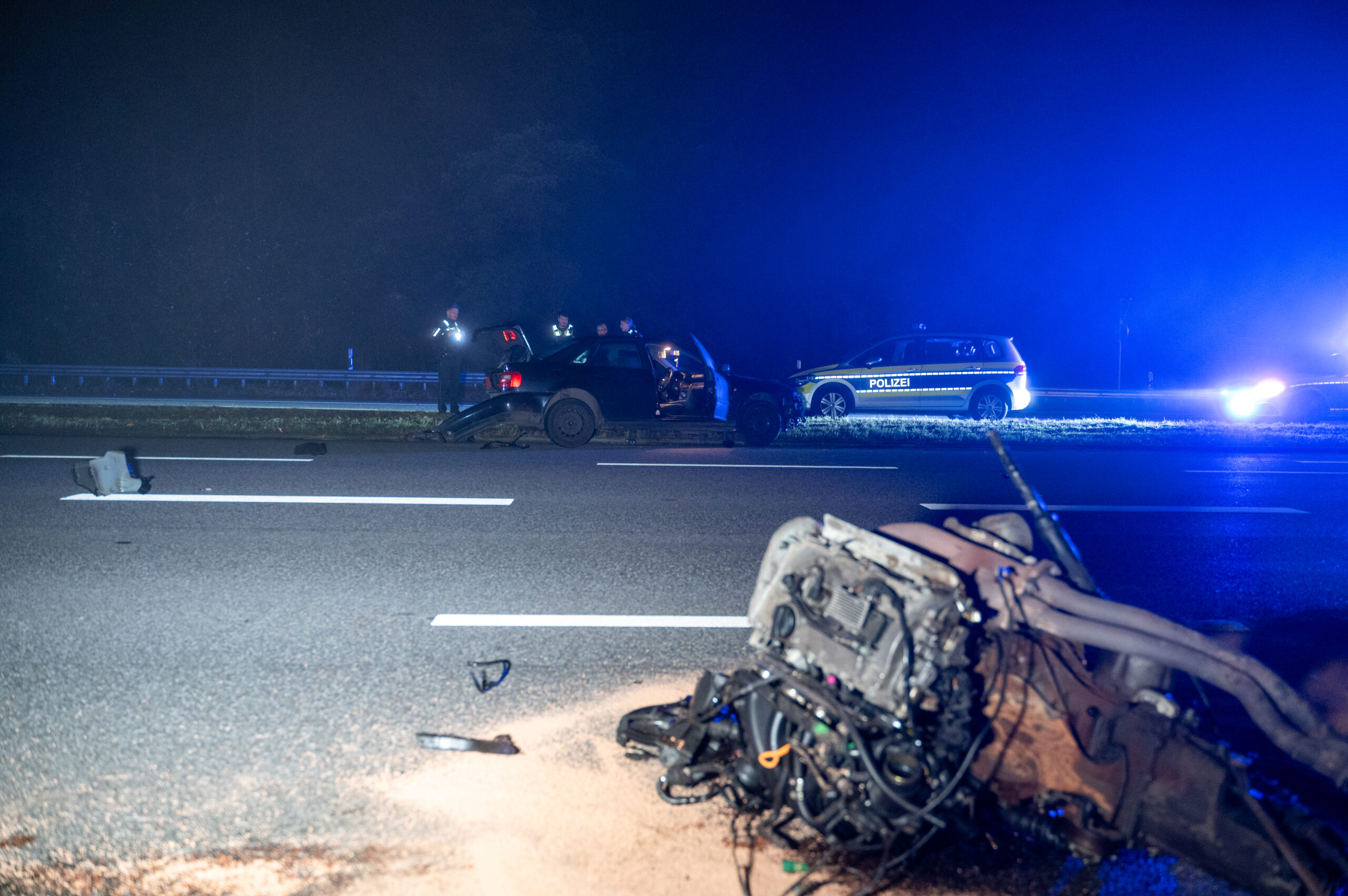 Trümmerfeld auf der B5: Motor reißt bei Unfall aus Fahrzeug