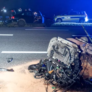 Trümmerfeld auf der B5: Motor reißt bei Unfall aus Fahrzeug
